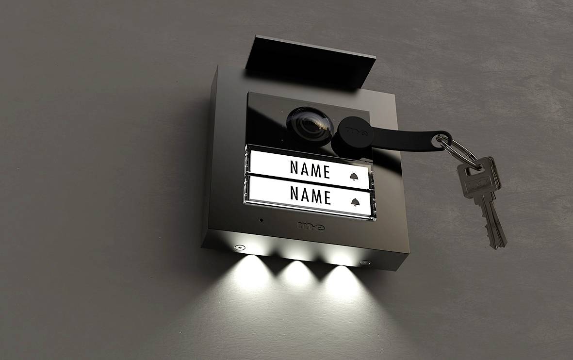 Campanello nero con telecamera, targhette nominative e mazzo di chiavi, illuminato da tre luci LED nella parte inferiore.