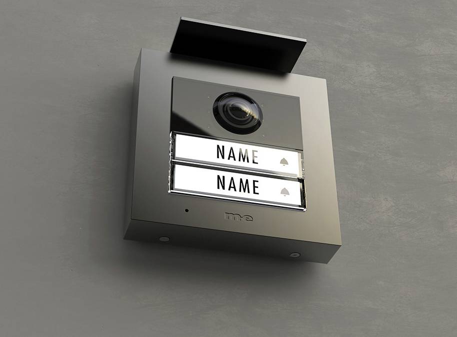 Videocitofono a parete con due targhette dei campanelli e telecamera.