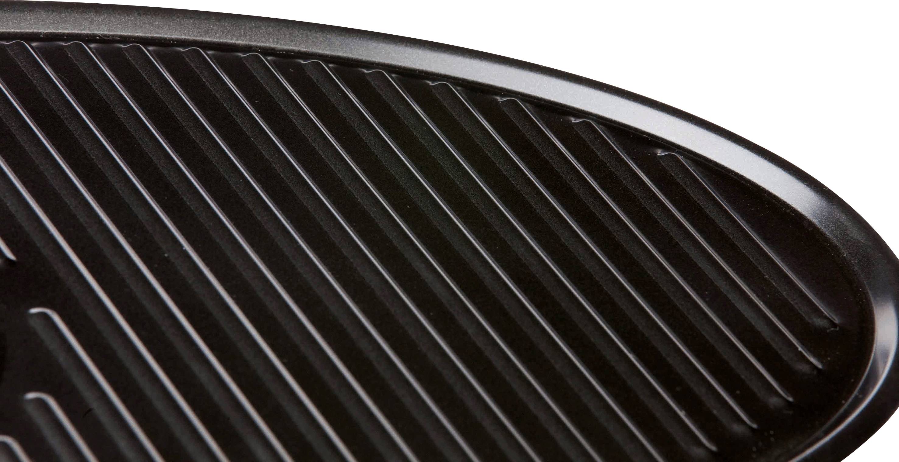 Primo piano di una padella grill nera con superficie scanalata. Ideale per cucinare e grigliare carne e verdure.