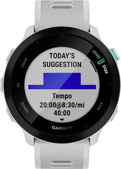 Un orologio intelligente con cinturino bianco mostra sul display 'Suggerimento del giorno' e un grafico blu con indicazioni di velocità: '20:00@8:30/mi 40:00'.