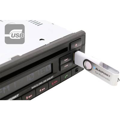 Autoradio con ingresso USB; è inserita una chiavetta USB. Display 'Blaupunkt Car Multimedia'. Modello 'Barcelona 200 DAB BT'.