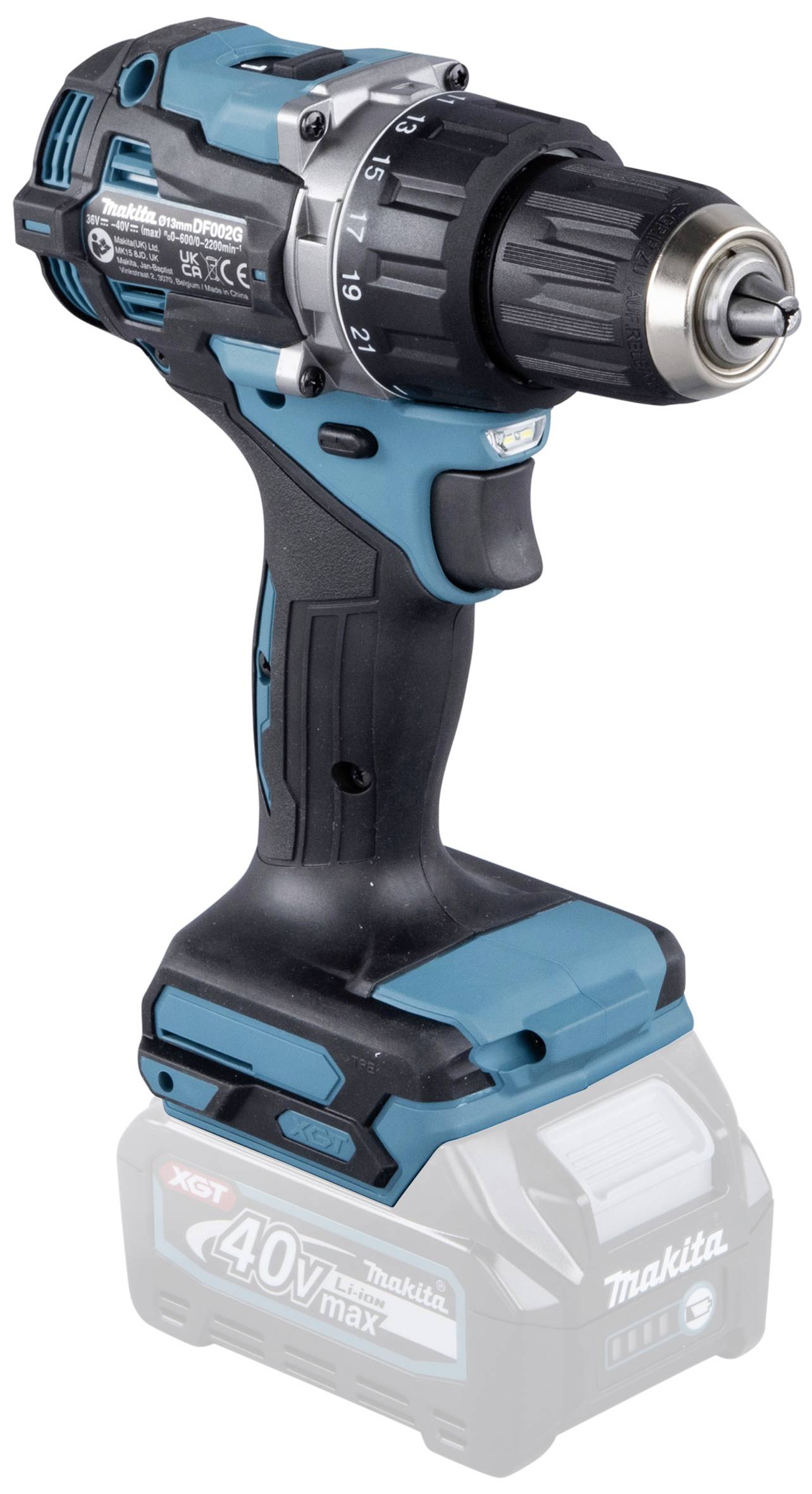 Un trapano avvitatore a batteria blu con impugnatura nera e mandrino argentato. Il marchio è 'Makita', l'utensile è poggiato su una batteria.