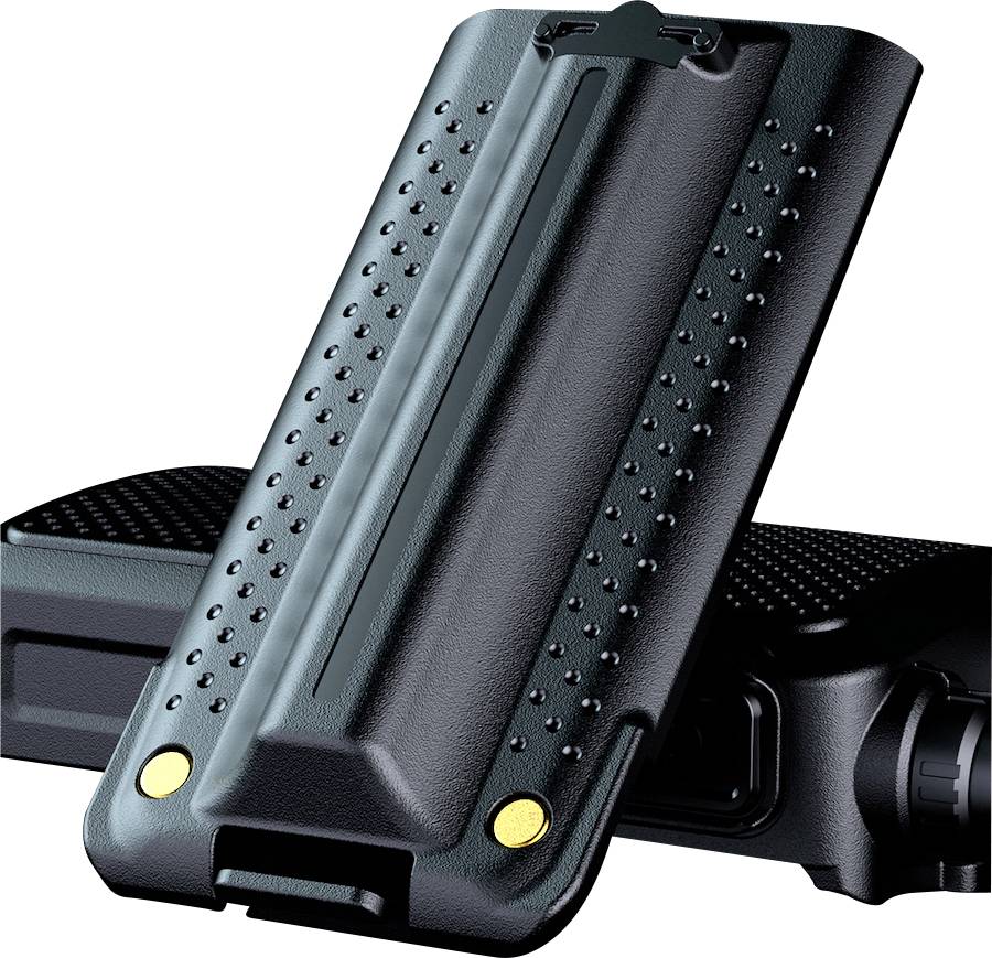 Due batterie per walkie-talkie nere e strutturate, con rivetti e connettori dorati, poggiate una sull'altra.