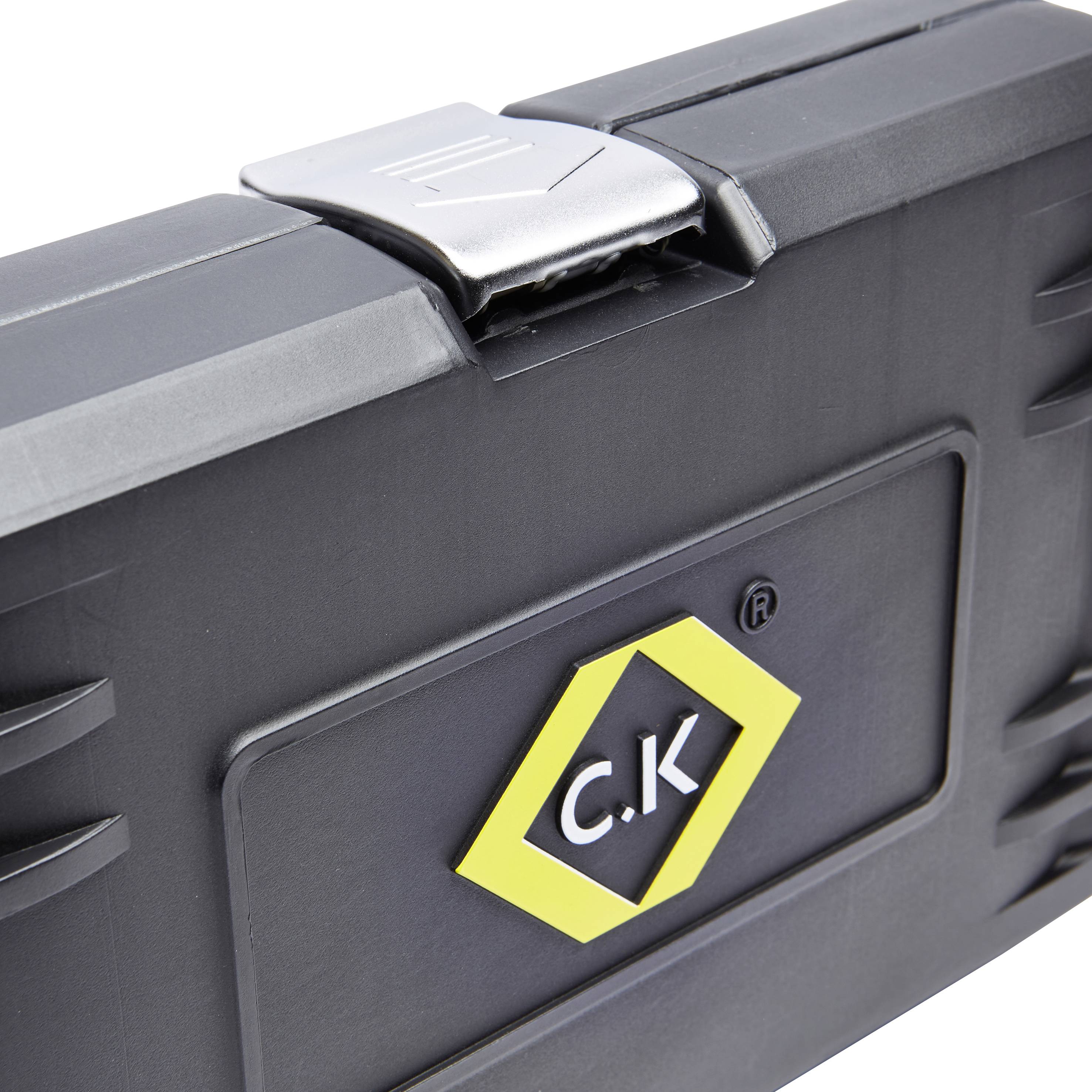 Valigetta degli attrezzi nera con logo giallo 'C.K' al centro.