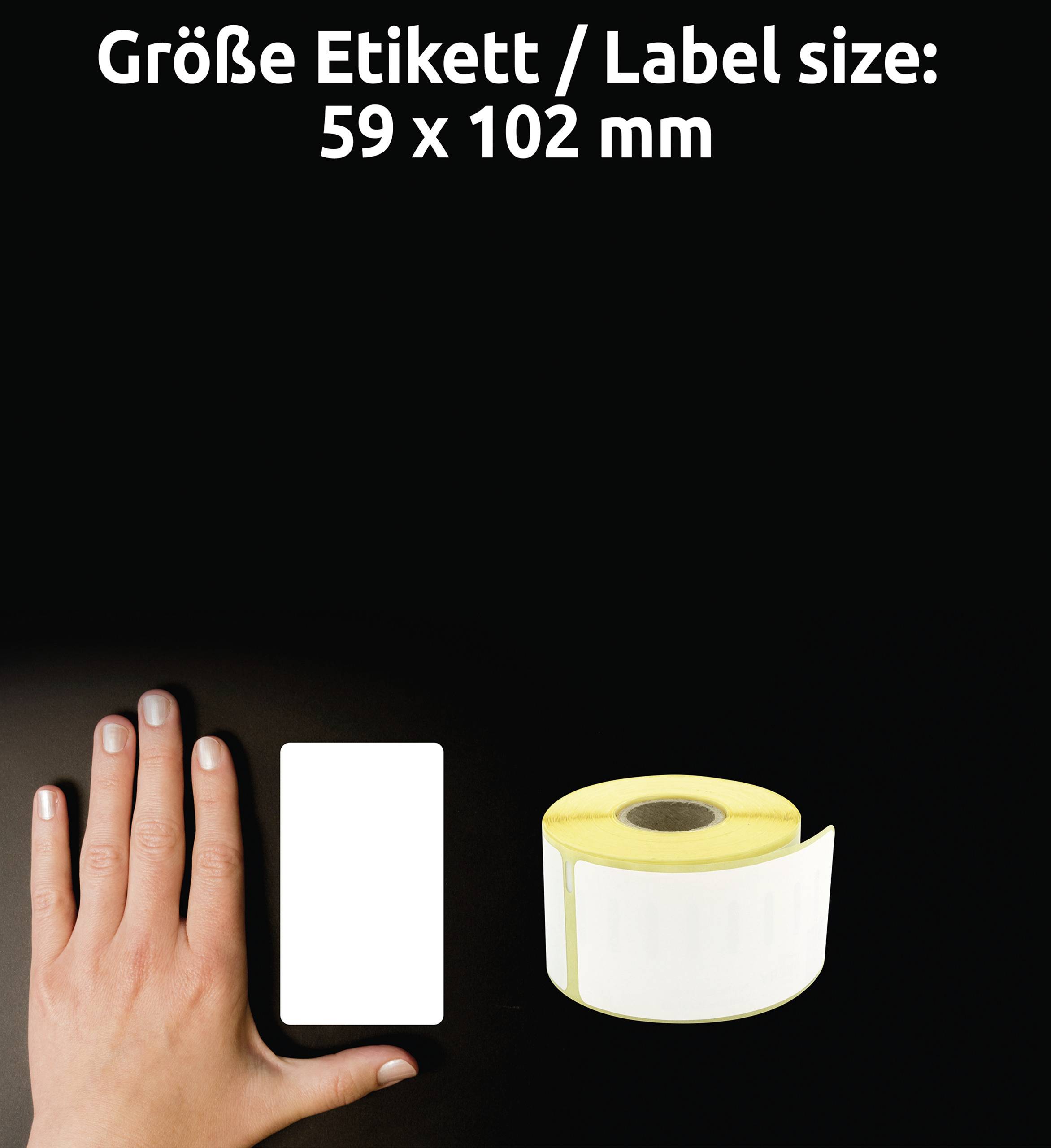 Una mano accanto a un'etichetta rettangolare di 59 x 102 mm e un rotolo con le stesse etichette su sfondo nero.