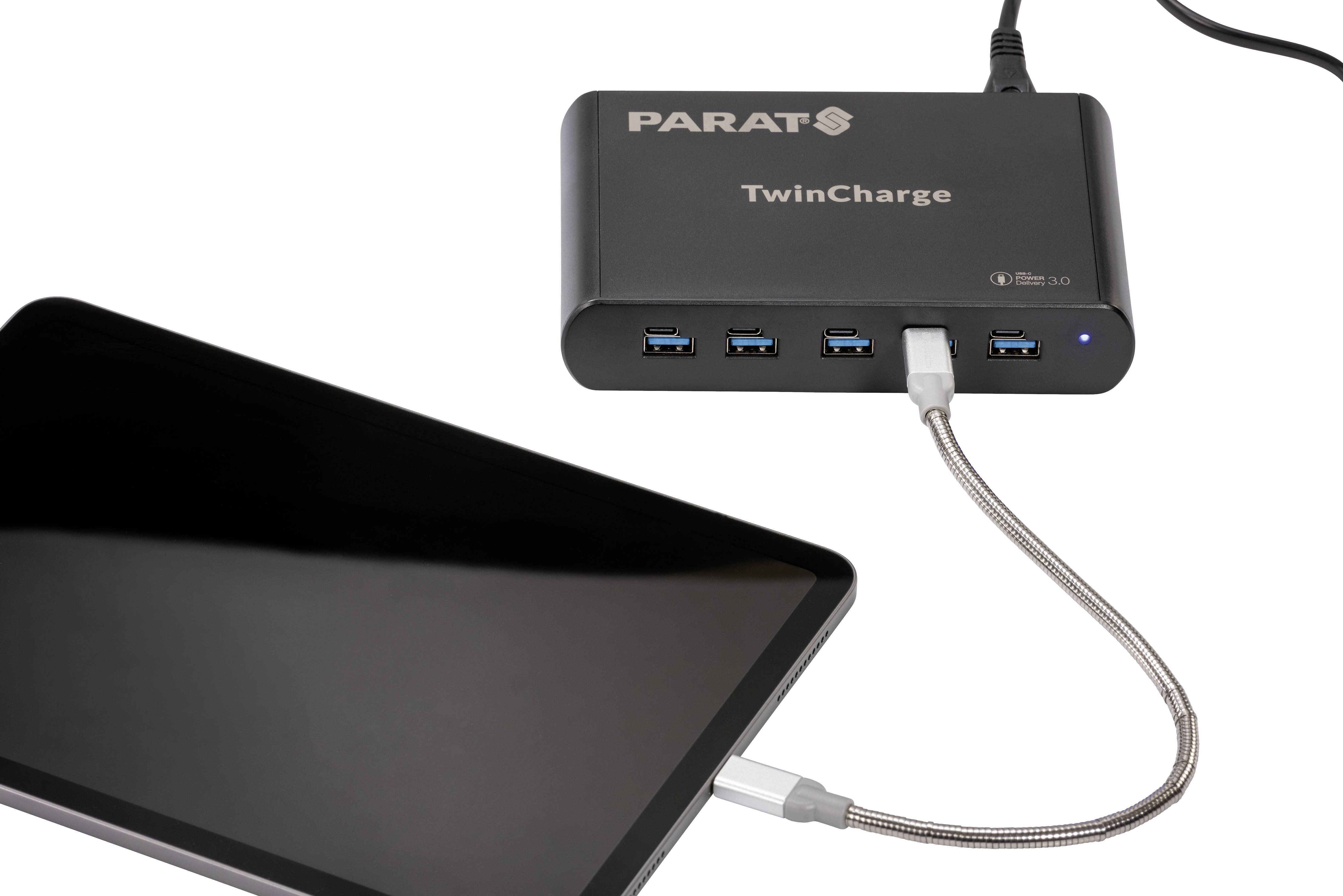 Un tablet viene collegato tramite cavo a una stazione di ricarica nera denominata 'Parat TwinCharge'. La stazione dispone di diversi ingressi USB.