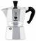 Un caffettiera Bialetti Moka Express in argento con manico e pomello superiore neri, che presenta un logo e la scritta 'Made in Italy'.