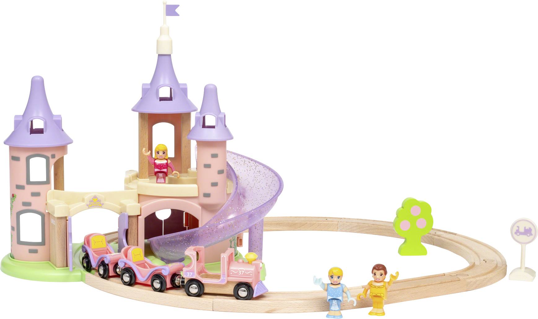 Un castello giocattolo con torri rosa e uno scivolo viola. Un treno passa su un binario di legno, due figure sono in piedi accanto ad esso.