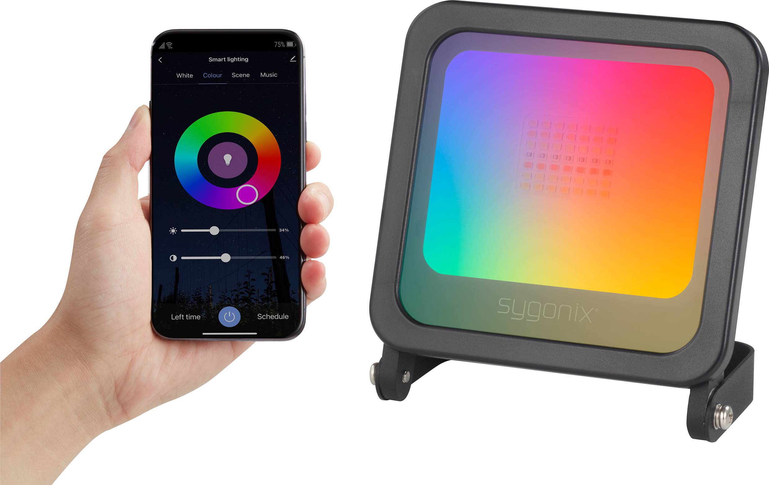 Una mano tiene uno smartphone con un'app per controllare un proiettore LED. Il proiettore mostra un gradevole sfumato di colori.