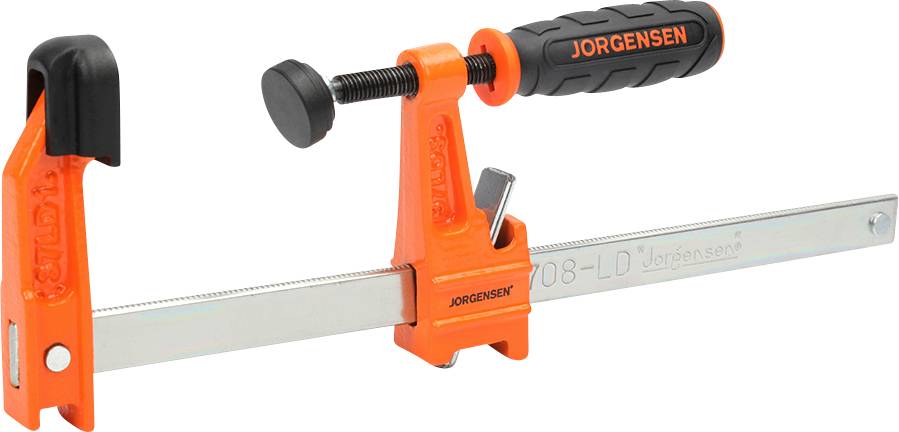 Una morsa in metallo di colore arancione del marchio Jorgensen, con impugnatura in plastica e guida di presa per fissare i pezzi di lavoro.