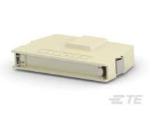 Un connettore beige di forma rettangolare con un fermo laterale per il fissaggio. Scritta 'AMP' visibile.