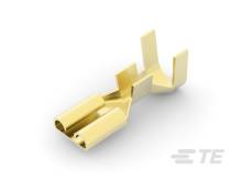 Un contatto metallico dorato per connessioni elettriche con due bracci diramati per il fissaggio su un conduttore.
