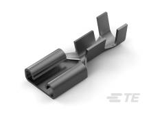 Un connettore metallico nero, tipico per connessioni elettriche, con due fori e un'estremità piegata per l'inserimento del filo elettrico.