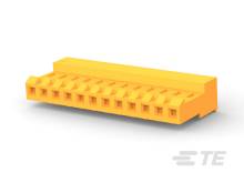 Connettore rettangolare giallo in primo piano, con più slot, adatto per applicazioni elettroniche.