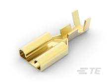 Capocorda dorato, forma rettangolare, utilizzato per connessioni elettriche in sistemi a innesto. Ideale per applicazioni automotive.