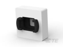 Un adattatore rettangolare bianco con un'area interna nera, presumibilmente utilizzato per il montaggio o il collegamento di dispositivi elettronici.
