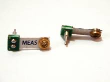 Due sensori elettronici con la scritta 'MEAS', montati su supporti metallici e in plastica di piccole dimensioni.