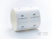 Rotolo di etichette bianche stampate con lettere nere. Le etichette riportano la scritta ripetuta 'TE CONNECTIVITY NC'.