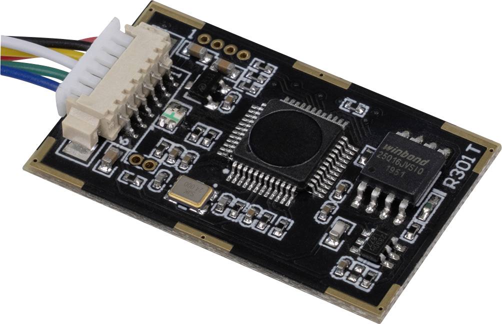 Scheda microcontrollore con vari connettori e chip, tra cui un chip nero centrale.
