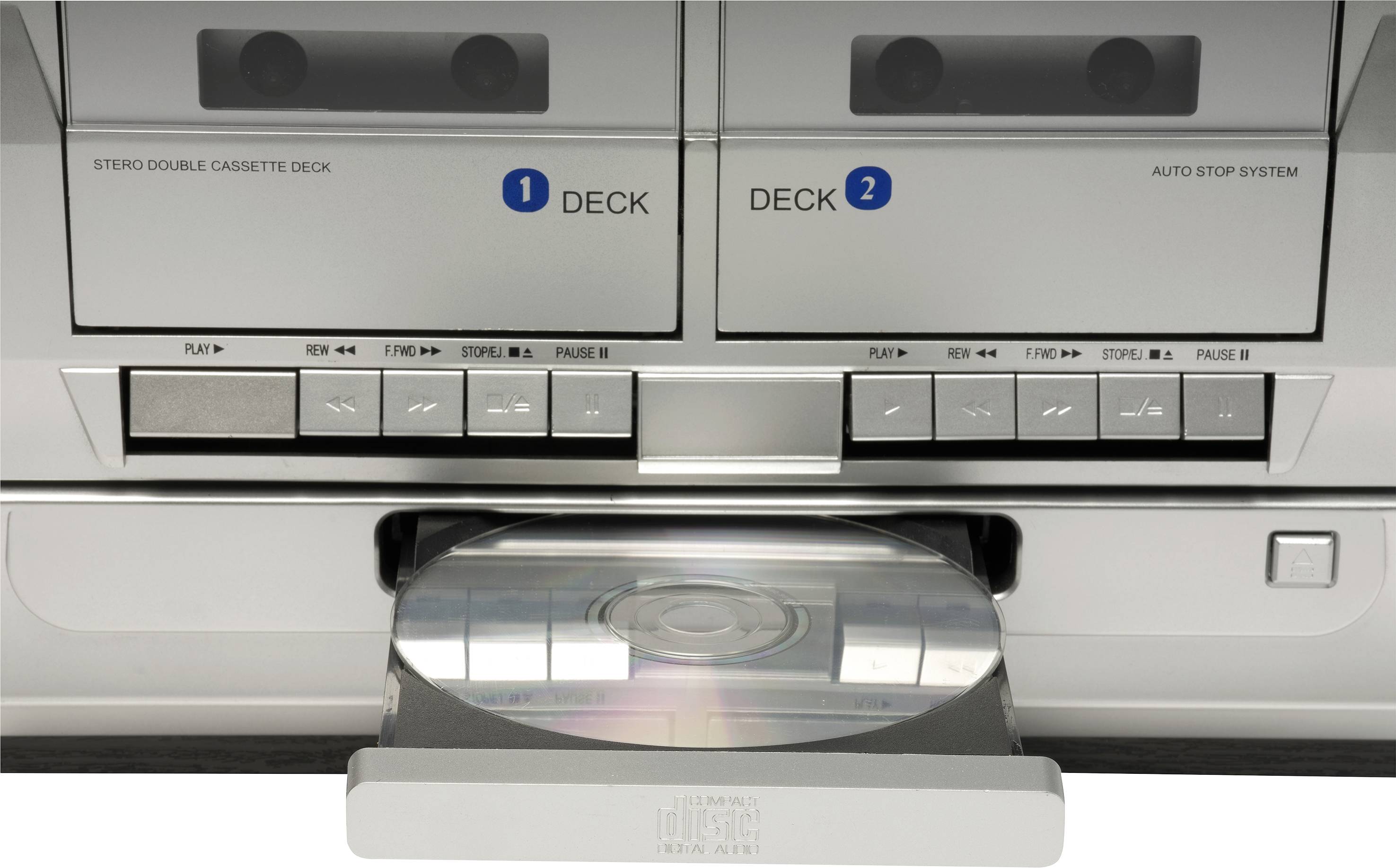 Un doppio deck stereo per cassette con vano CD aperto al centro, che mostra due alloggiamenti per cassette con comandi sottostanti.