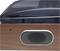 Primo piano di un altoparlante in un sistema audio o radio in legno, con griglia nera dell'altoparlante e superficie lucida nella parte superiore.