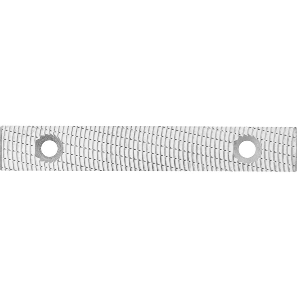 Un lungo pezzo di metallo argentato con due fori circolari di fissaggio, strutturato regolarmente e disposto parallelamente.