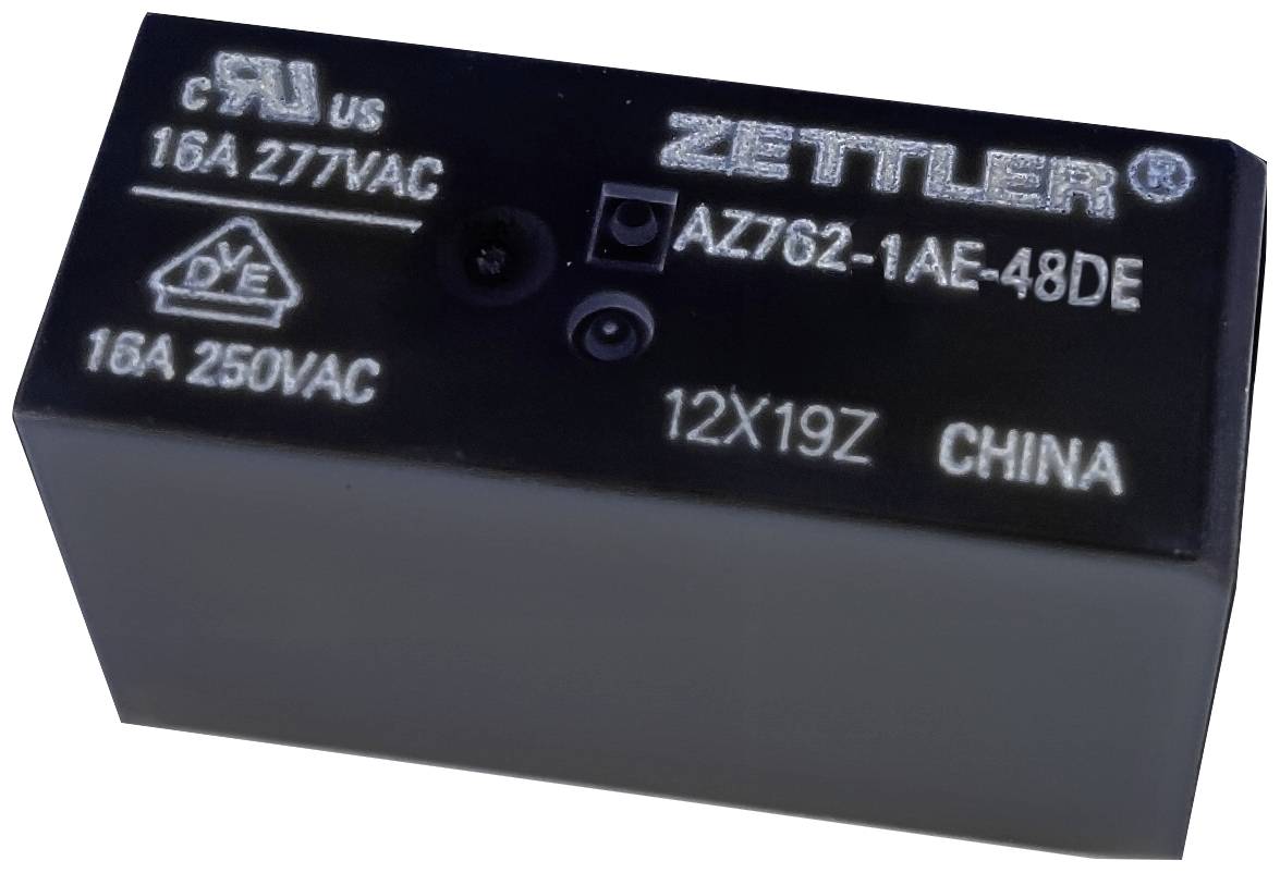 'Relè nero con stampe: ZETTLER, AZ762-1AE-48DE, 16A 277VAC, 16A 250VAC, 12X19Z, Cina.'