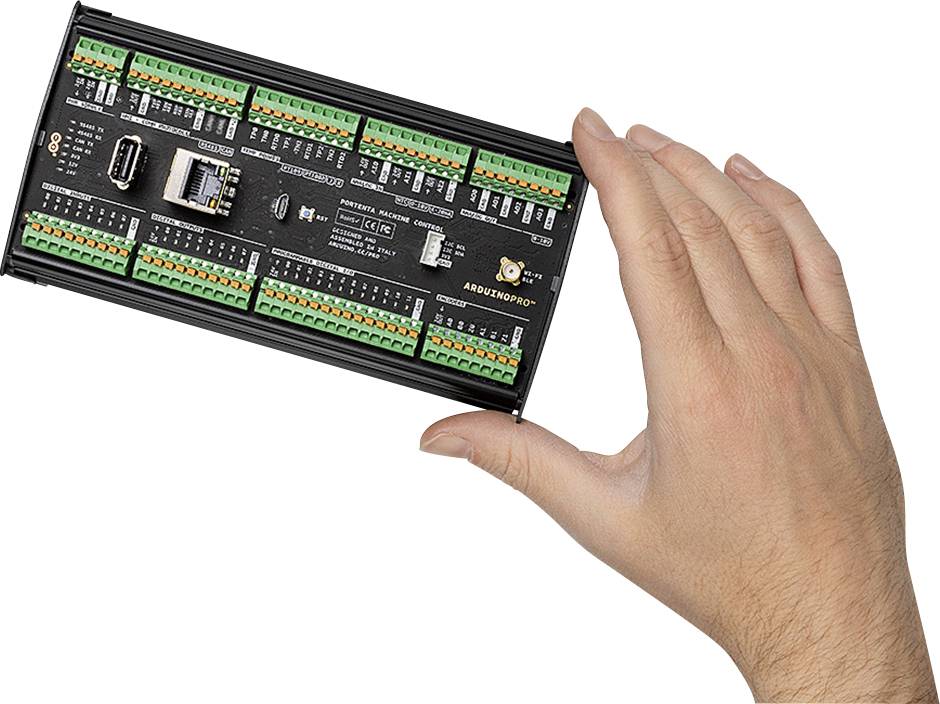 Una mano tiene un dispositivo elettronico di controllo con più connettori e componenti.