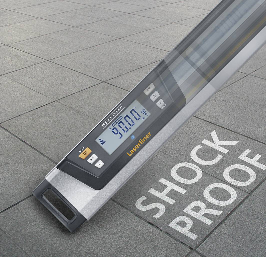 Livella digitale su pavimento in calcestruzzo, con display che mostra '90.0°', con scritta 'SHOCK PROOF'.