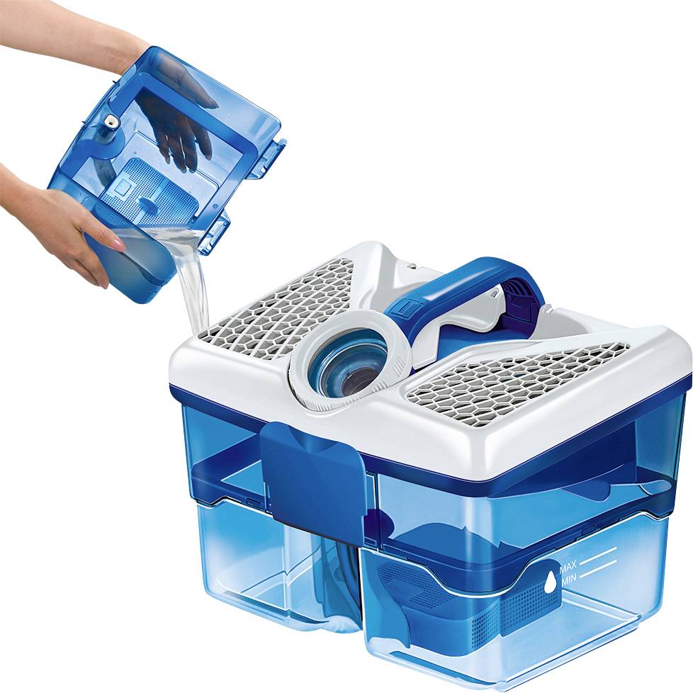 Una mano versa acqua in un serbatoio blu con indicatore del livello massimo, utilizzato per un dispositivo.