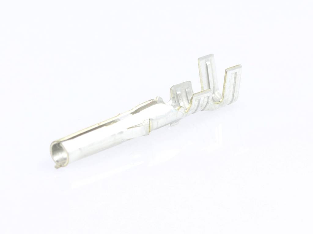 Singolo contatto metallico per connessioni elettriche, probabilmente parte di un connettore, isolato su sfondo bianco.