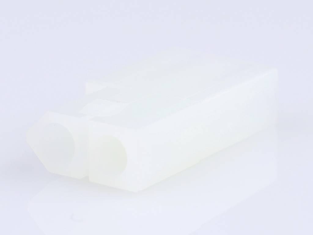 Un connettore bianco in plastica con due aperture rettangolari su una superficie riflettente.