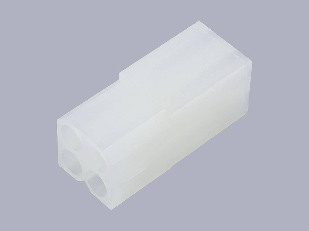 Connettore rettangolare bianco in plastica con tre fori di connessione rotondi, su sfondo grigio.