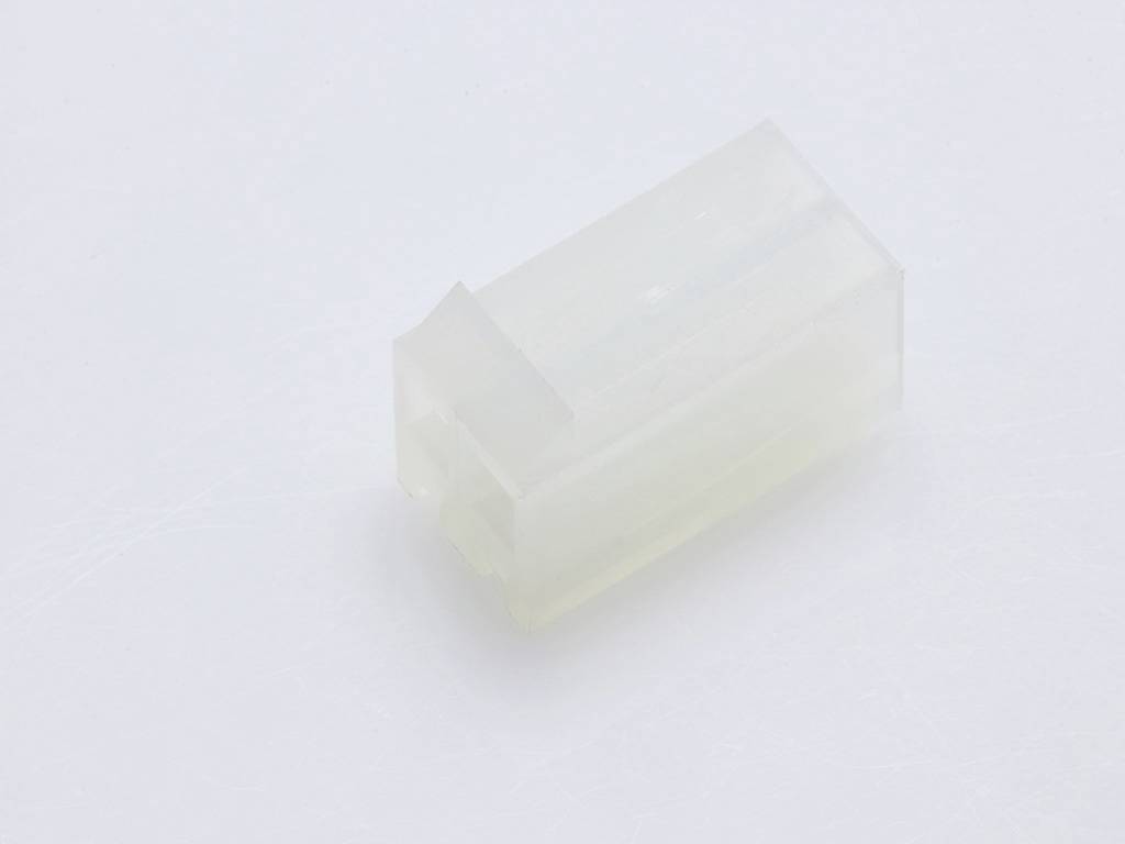 Blocco di plastica trasparente su sfondo bianco, leggermente sfocato.