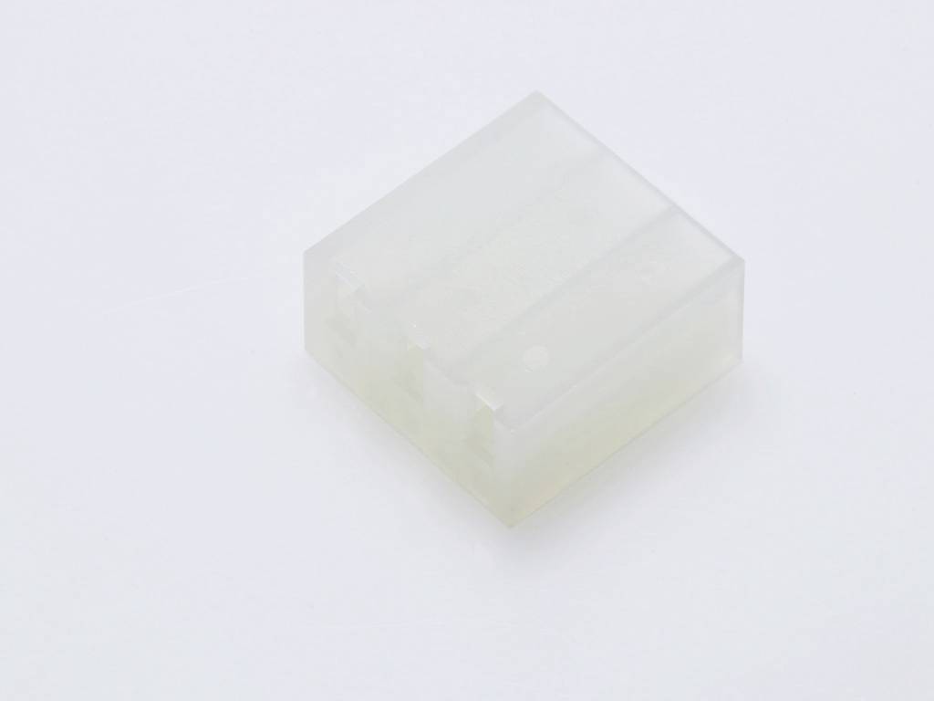 Blocco di plastica trasparente, forma quadrata, su sfondo bianco.