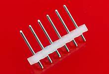 Un connettore elettrico bianco con sei pin metallici su sfondo rosso.