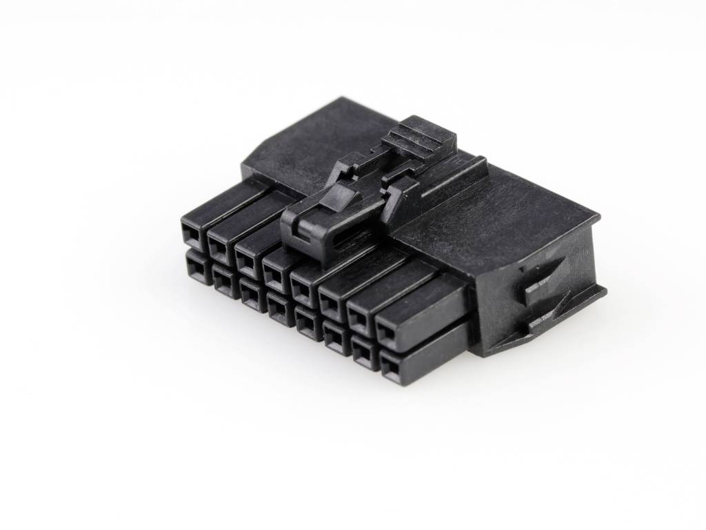 Un connettore nero, rettangolare da 24 pin per alimentatori di computer su sfondo bianco.