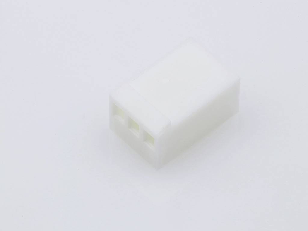 Connettore in plastica bianco con tre fori su sfondo bianco, componente elettronico tipico per connessioni di cavi.