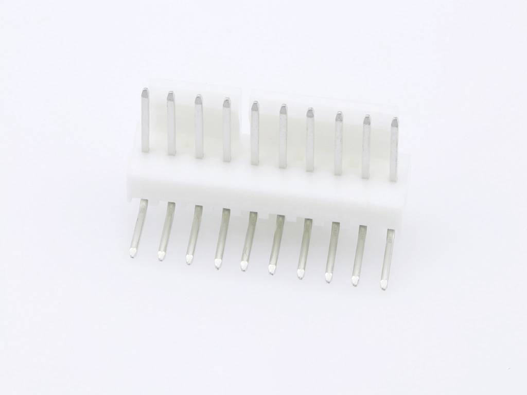 Connettore multipolare in plastica bianca con piedini metallici, comunemente utilizzato in dispositivi elettronici.