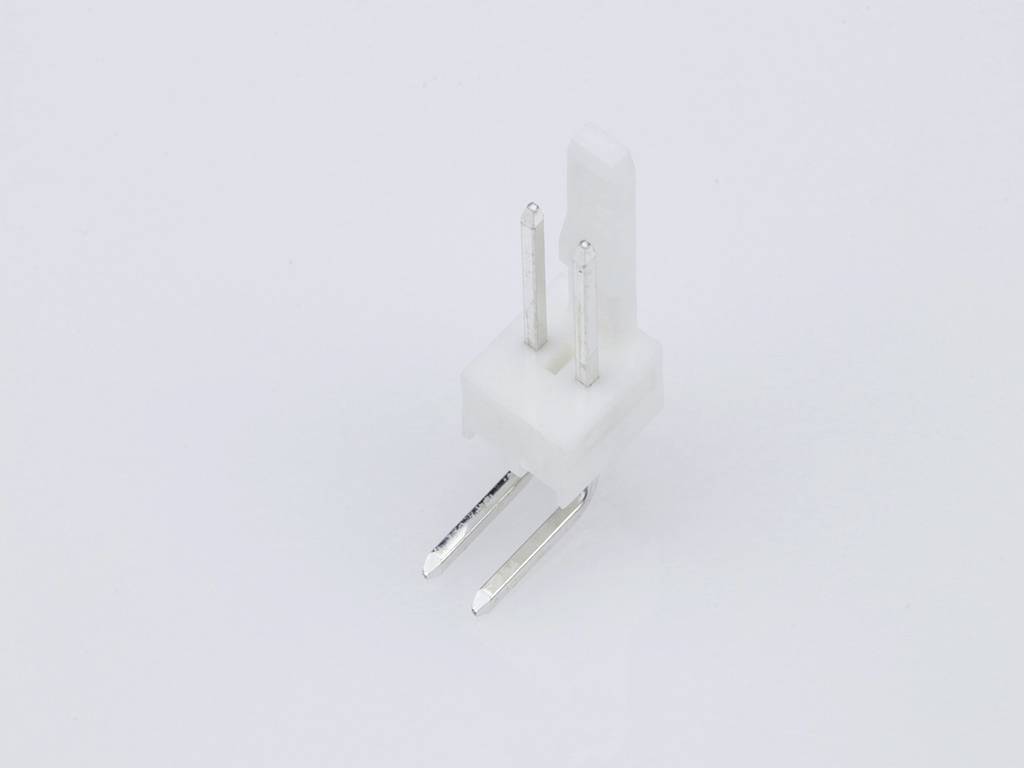 Un connettore bianco in plastica con due spinotti metallici e due gambe metalliche rivolte verso il basso, poggia su uno sfondo grigio.