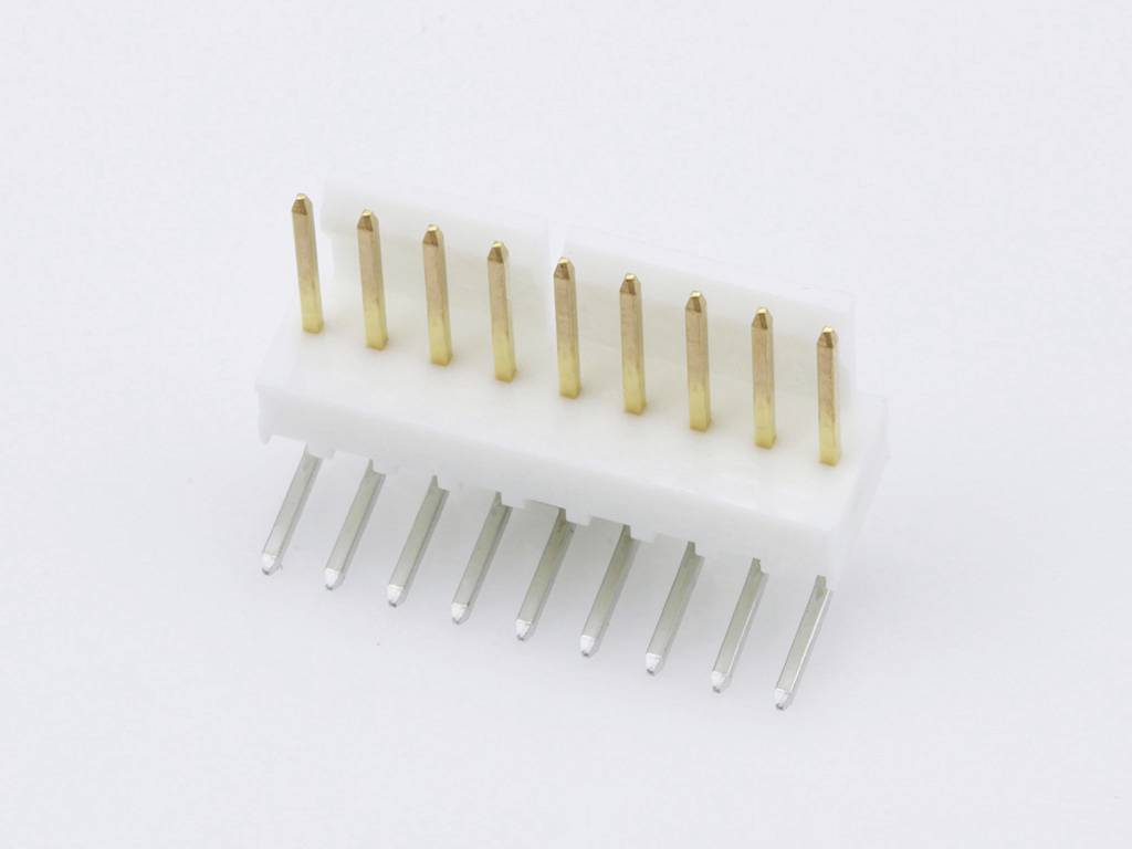 Un connettore bianco rettangolare con dieci pin dorati e dieci contatti argentati, su uno sfondo bianco.
