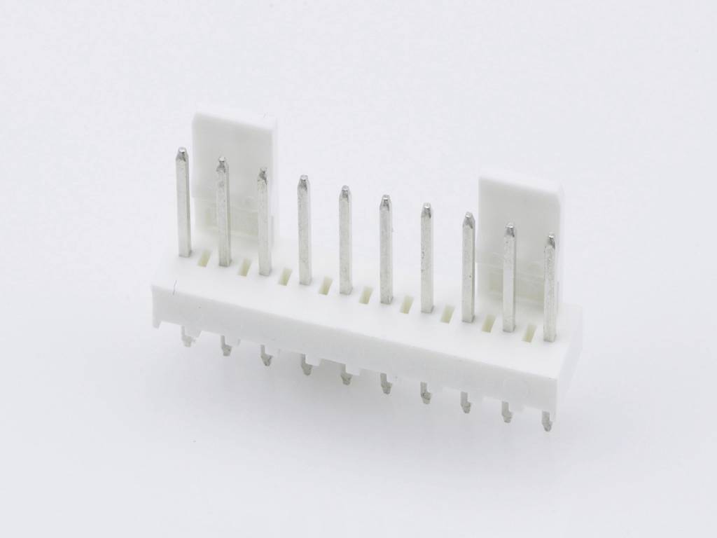 Connettore elettrico bianco con dieci piedini metallici, su sfondo bianco. Adatto per applicazioni elettroniche.