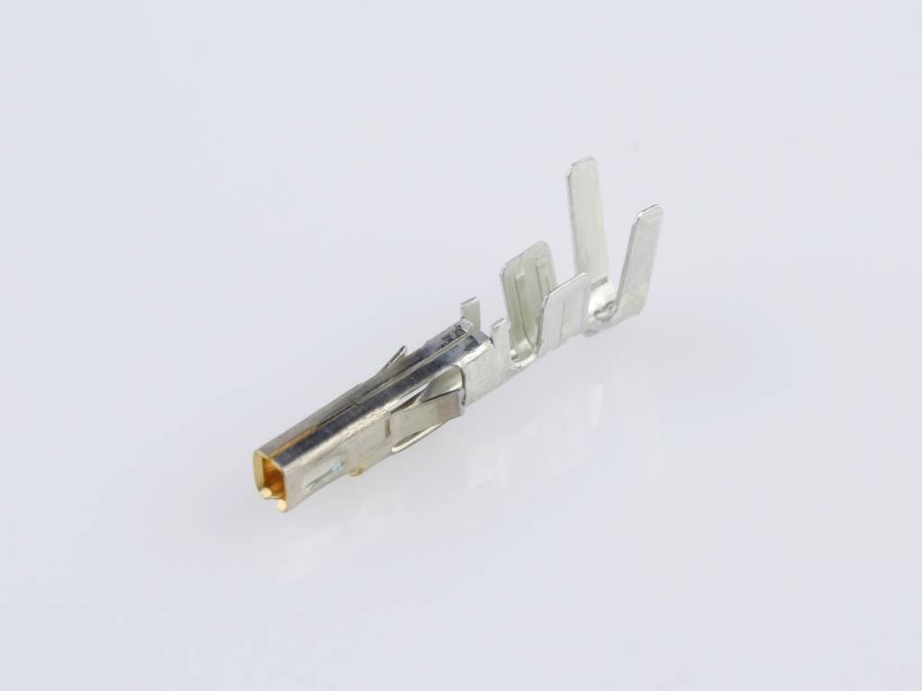 Un singolo spinotto metallico per connessioni elettriche, adagiato su una superficie chiara, in primo piano.