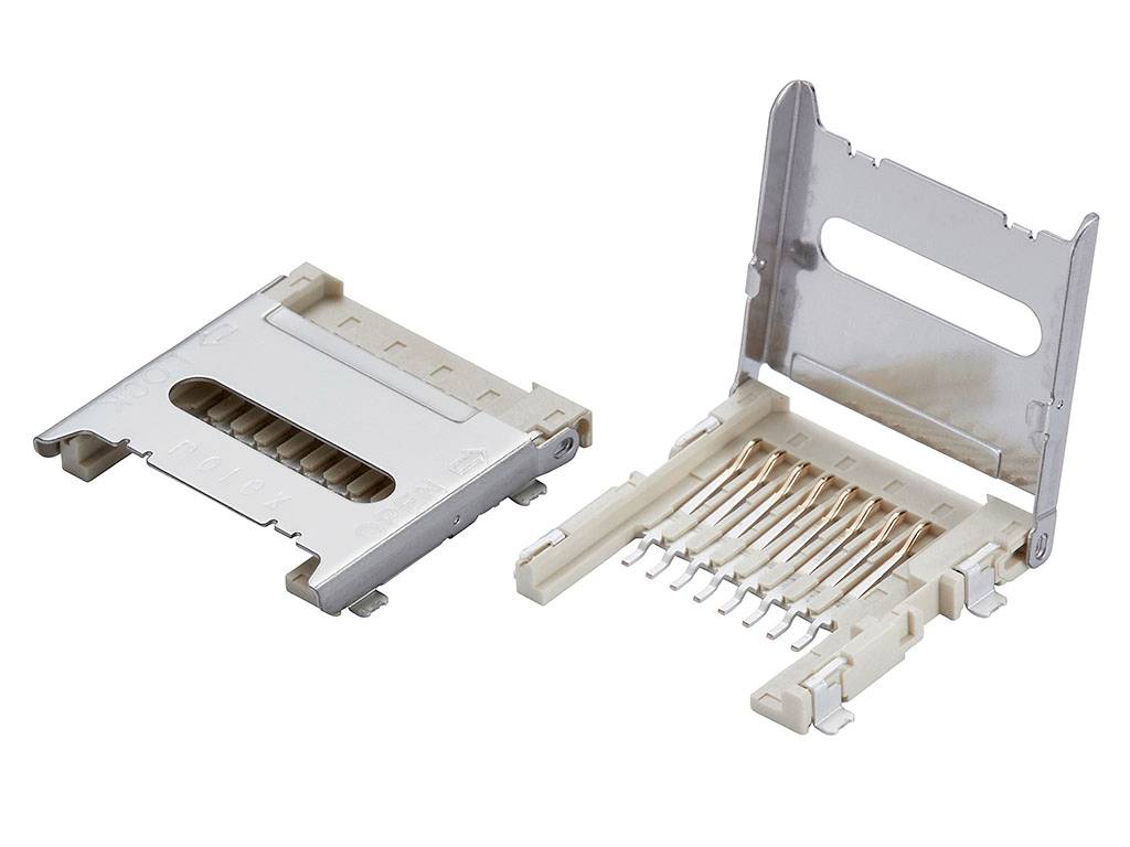 'Due slot per schede Micro-SD in argento e beige, uno chiuso e l'altro aperto. Mostrano i contatti metallici all'interno.'