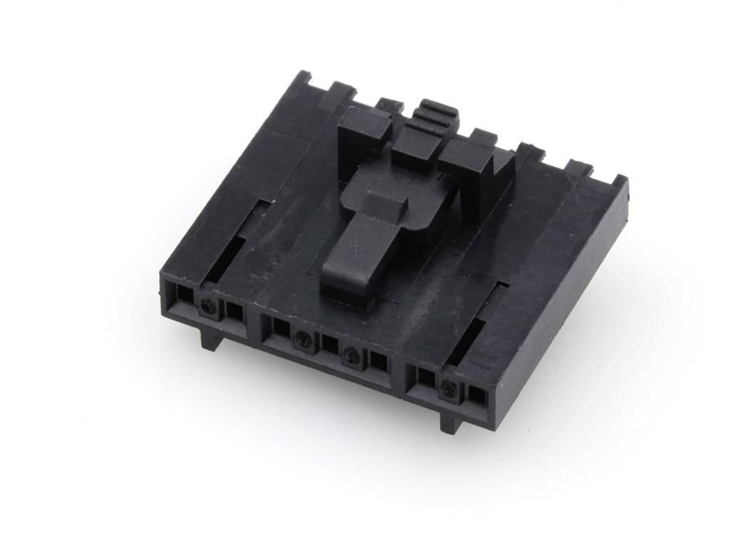 Componente in plastica nera con più aperture e un clip centrale. Probabilmente un connettore per applicazioni elettroniche.