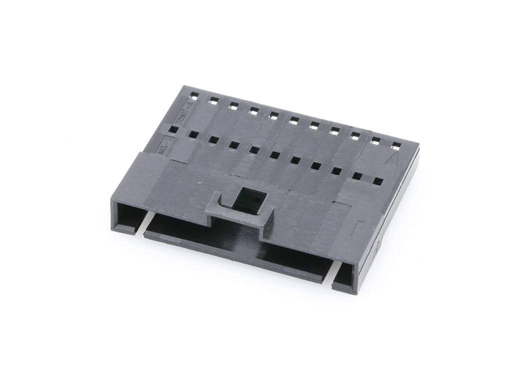 Un connettore rettangolare nero in plastica con più aperture di contatto, tipico per connessioni elettroniche.