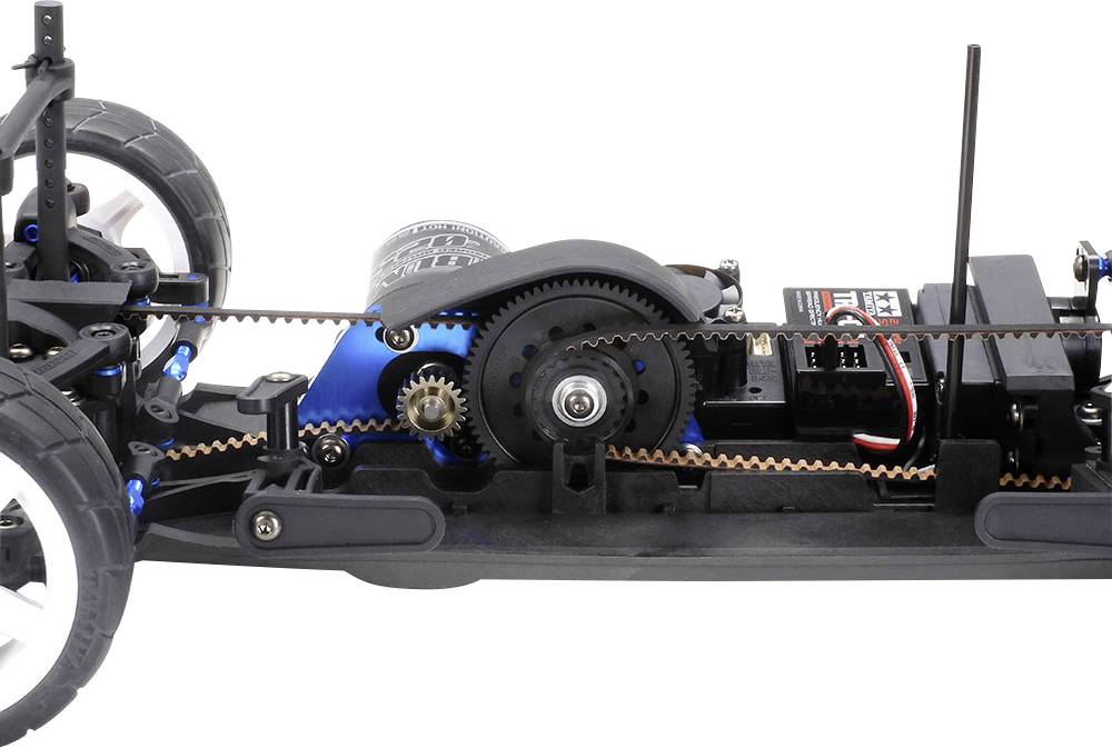 'Primo piano di un telaio di un'auto radiocomandata con trasmissione a cinghia e motore visibili; mostra il meccanismo interno tecnico e il sistema di azionamento.'