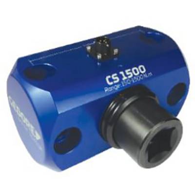 Adattatore di coppia blu con la scritta 'CS 1500 Range 150-1500 N.m'. Utilizzato per misurazioni precise della coppia in applicazioni tecniche.