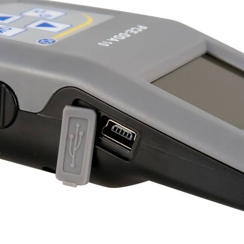 Un dispositivo elettronico grigio con una porta USB sul lato. Sulla parte superiore sono presenti tasti con simboli di frecce.