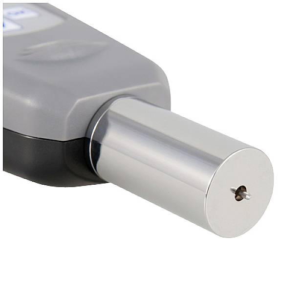 Un cilindro di metallo argentato, probabilmente un sensore o uno strumento di misurazione, fissato a un dispositivo grigio in plastica.